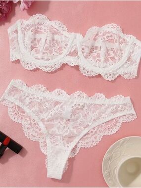 Delicate White Lace Strapless Bra & Bikini Panty Set
